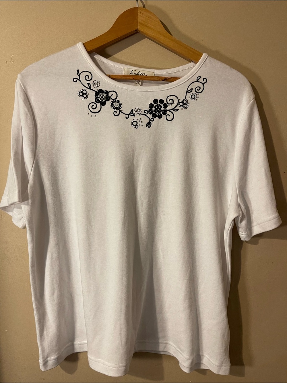 Tradition Country White Floral Embroidered Rhinestone Neck Top L